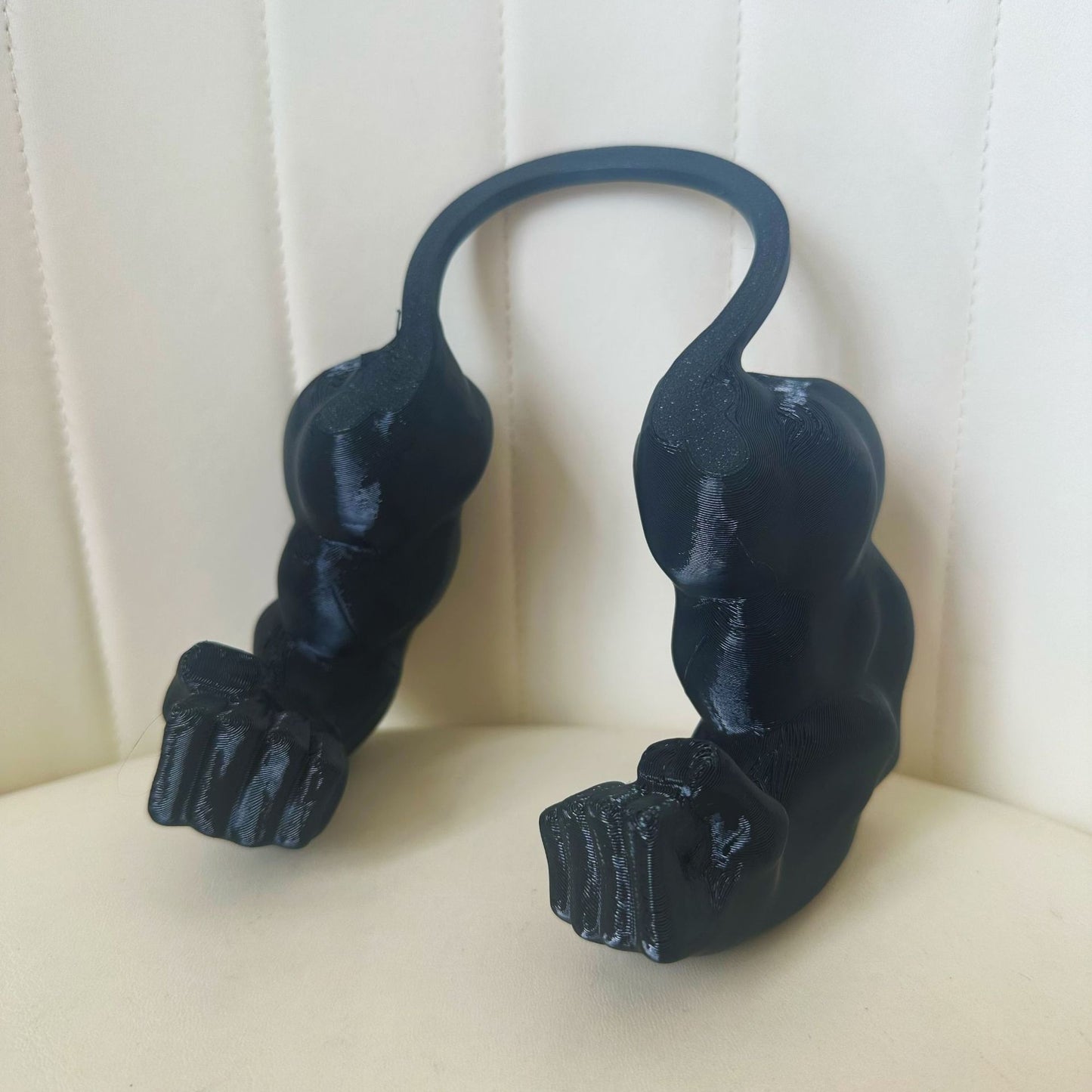 Hilarious Entrance! 3D-Printed 'Hulk Arm' Pet Neck Prop – Instantly Transform Your Pet into a Muscle Beast With a Raised Fist!
