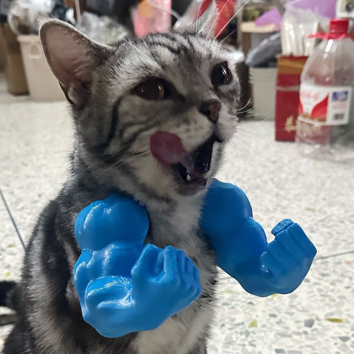 Hilarious Entrance! 3D-Printed 'Hulk Arm' Pet Neck Prop – Instantly Transform Your Pet into a Muscle Beast With a Raised Fist!