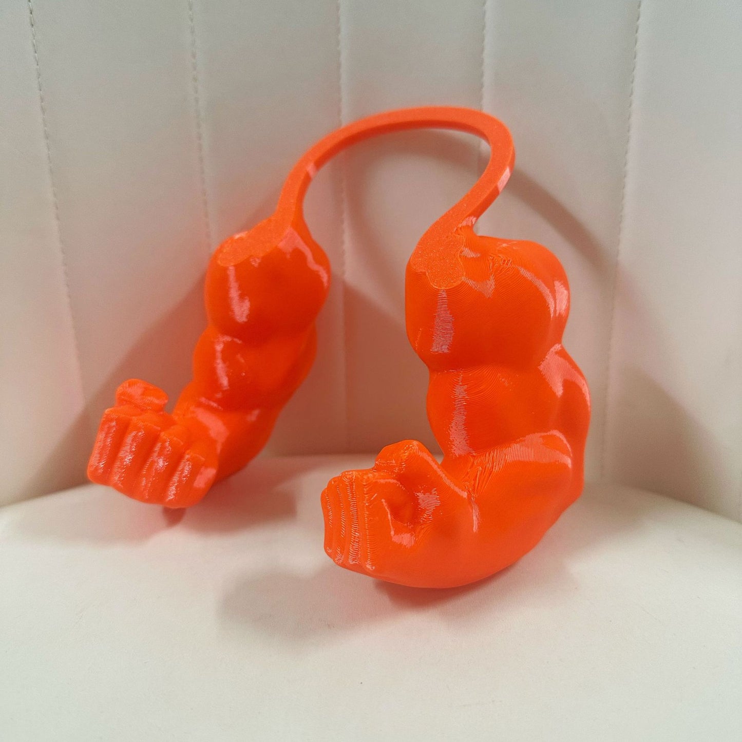 Hilarious Entrance! 3D-Printed 'Hulk Arm' Pet Neck Prop – Instantly Transform Your Pet into a Muscle Beast With a Raised Fist!