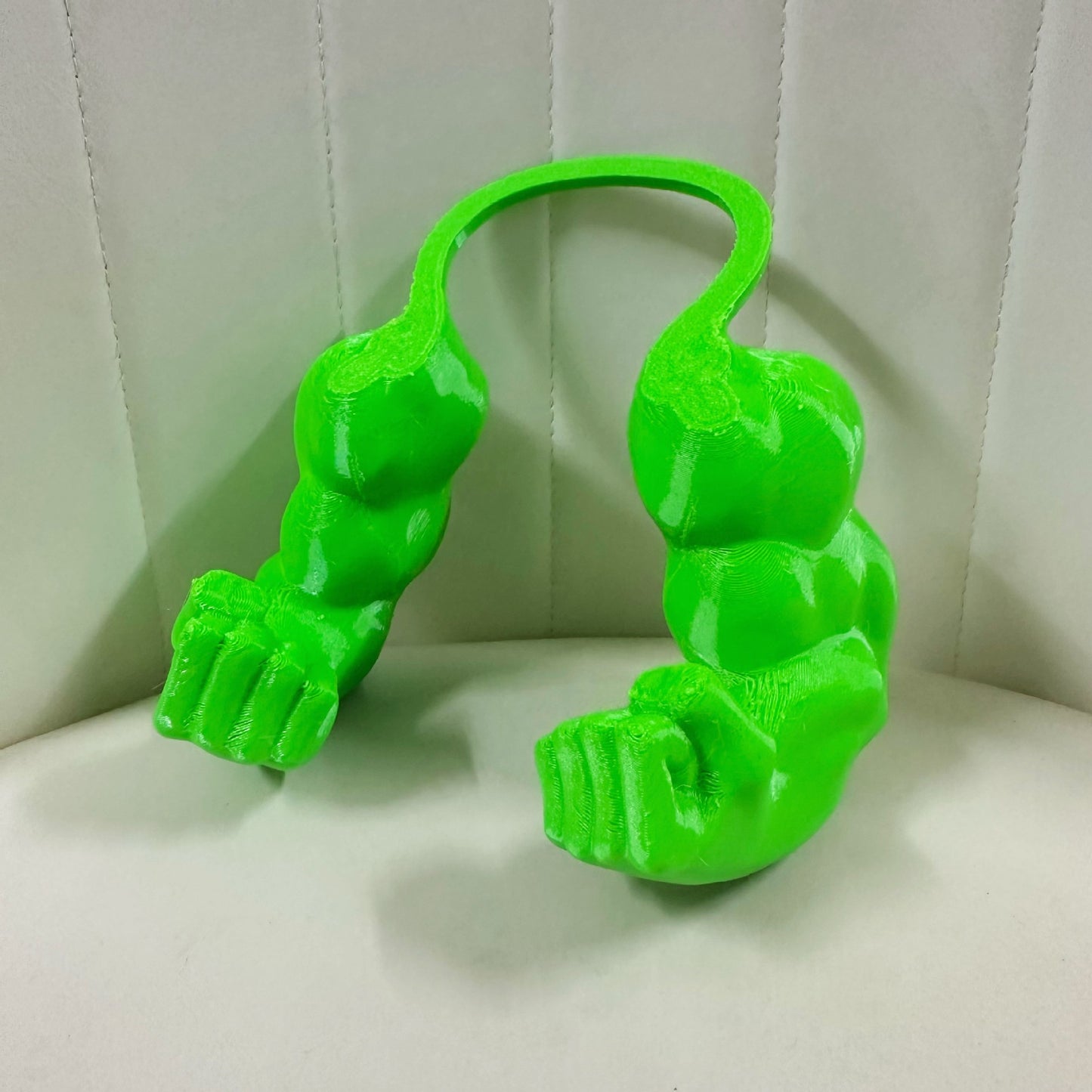 Hilarious Entrance! 3D-Printed 'Hulk Arm' Pet Neck Prop – Instantly Transform Your Pet into a Muscle Beast With a Raised Fist!