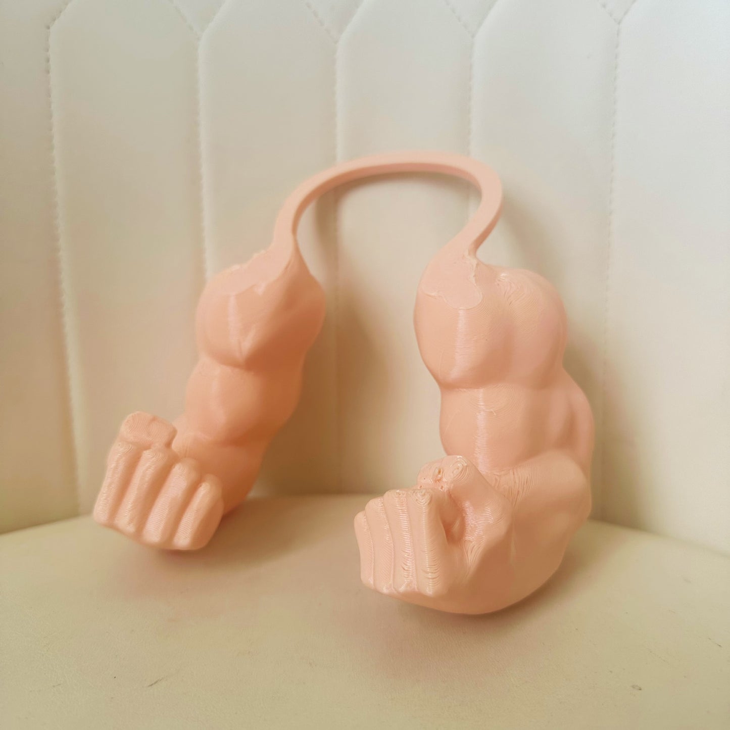 Hilarious Entrance! 3D-Printed 'Hulk Arm' Pet Neck Prop – Instantly Transform Your Pet into a Muscle Beast With a Raised Fist!