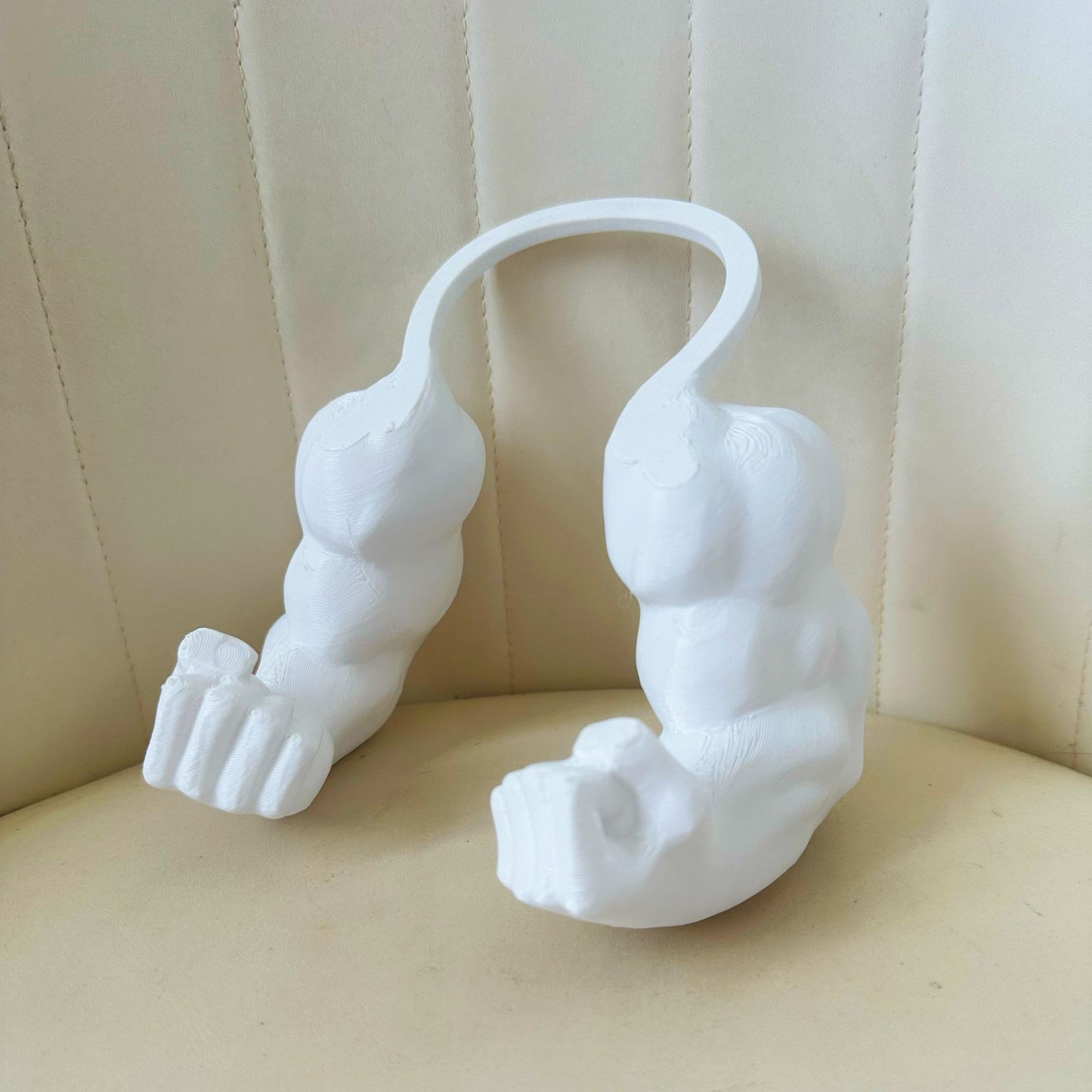 Hilarious Entrance! 3D-Printed 'Hulk Arm' Pet Neck Prop – Instantly Transform Your Pet into a Muscle Beast With a Raised Fist!